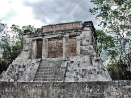 Il Tempio dell'Uomo Barbuto si trova è chiamato Tempio dell'Uomo Barbuto per le numerose rappresentazioni di individui barbuti.