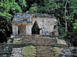 Il Tempio della croce foliada, o tempio del teschio (prende il nome da un teschio scolpito alla base del pilastro centrale)