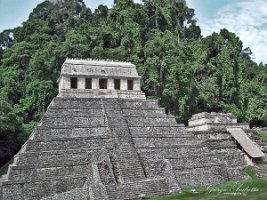 Il Tempio delle Iscrizioni e sulla destra il tempio della Reina Roja